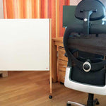 Laden Sie das Bild in den Galerie-Viewer, Mobile Infrarotheizung spaceInmotion30 beim Schreibtisch
